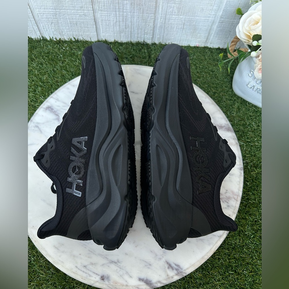 HOKA Arahi 8 women 
Best seller NEW Sz 8.5 D
COLOR: Black / Black - Picture 11 of 16